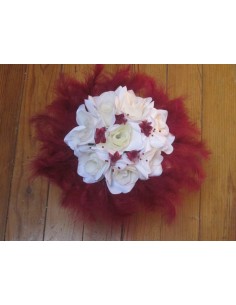 Bouquet de la mariée rond avec roses, perles et plumes