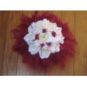 Bouquet de la mariée rond avec roses, perles et plumes
