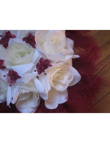 Bouquet de la mariée rond avec roses, perles et plumes