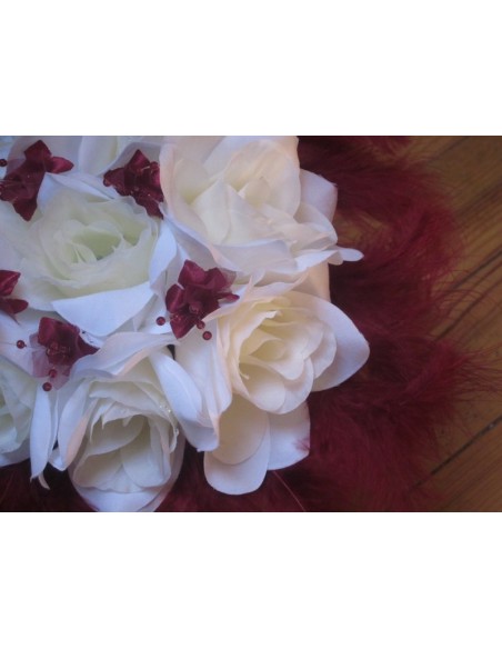 Bouquet de la mariée rond avec roses, perles et plumes