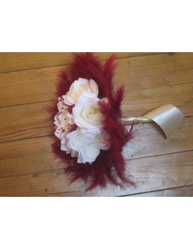 Bouquet de la mariée rond avec roses, perles et plumes