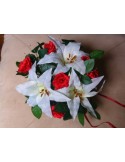 Bouquet de Mariée rond 30cm avec des roses, des lys, perles, ruban