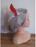 Peigne pour mariage fait main avec du tulle, des plumes, des perles.