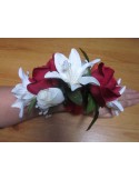 Bracelet de Fleurs pour Mariage fait avec des roses, lys et des perles