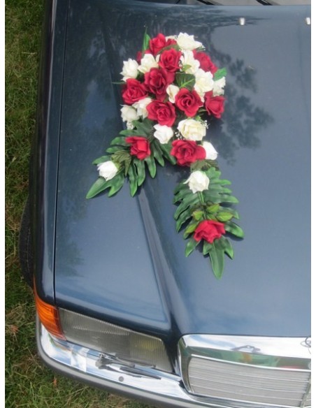 Décoration de voiture pour mariage thème rouge et bordeaux