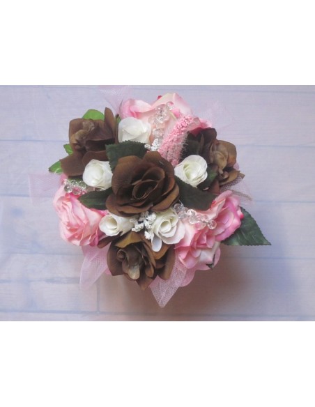 Bouquet Mariée Rond fait avec des roses chocolat, des perles et du tulle