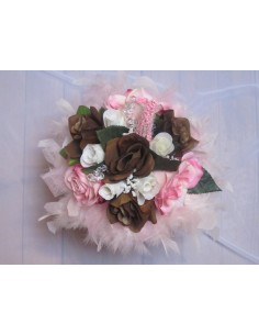Bouquet Mariée Rond fait avec des Roses Chocolat et des Plumes