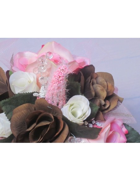 Bouquet Mariée Rond fait avec des Roses Chocolat et des Plumes