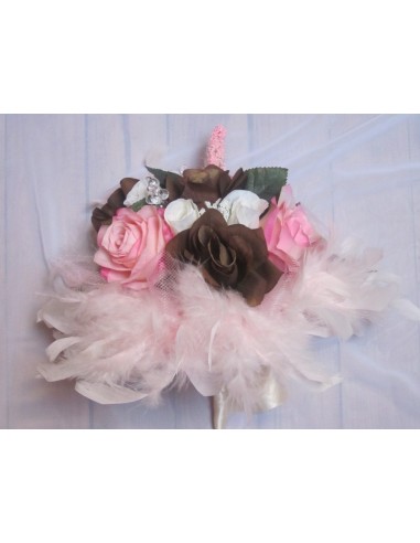 Bouquet Mariée Rond fait avec des Roses Chocolat et des Plumes