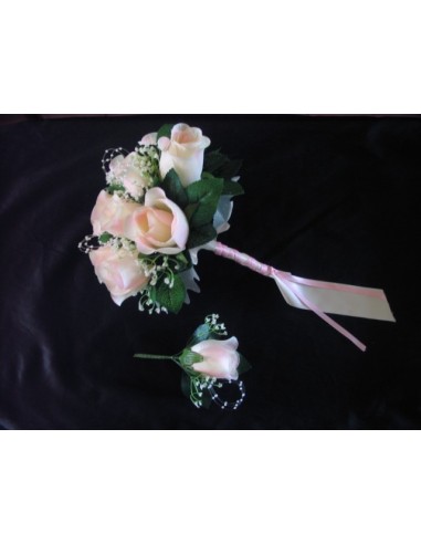 Bouquet Mariée Rond Charmant avec roses, perles, ruban et tulle