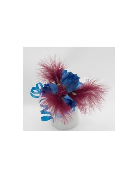 Bouquet demoiselle d'honneur fait avec des roses et plumes Bouquet demoiselle d'honneur fait avec des roses et plumes