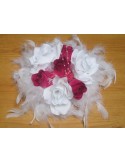 Décoration table mariage thème blanc fuchsia rond: roses, plumes