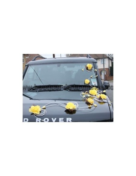 Décoration voiture mariage Arabesques avec roses, perles et rotin