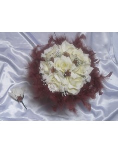 Fleurs pour mariage: bouquet de mariée rond avec roses, plumes, perles