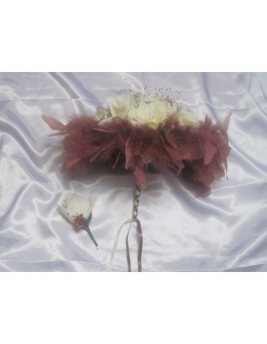 Fleurs pour mariage: bouquet de mariée rond avec roses, plumes, perles