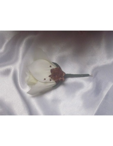 Fleurs pour mariage: bouquet de mariée rond avec roses, plumes, perles