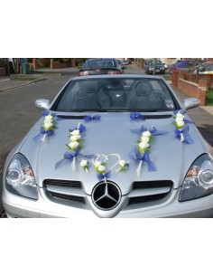 Décoration voiture pour mariage faite de rotin et de belles roses