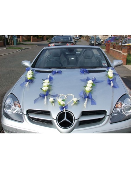 Décoration voiture pour mariage faite de rotin et de belles roses