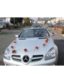 Décoration voiture de mariage avec des œillets et du rotin rouge
