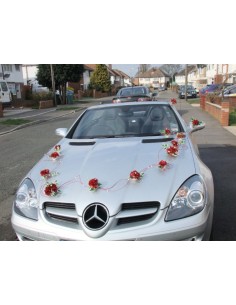 Décoration voiture de mariage avec des œillets et du rotin rouge