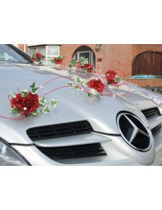 Décoration voiture de mariage avec des œillets et du rotin rouge 2