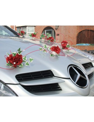 Décoration voiture de mariage avec des œillets et du rotin rouge