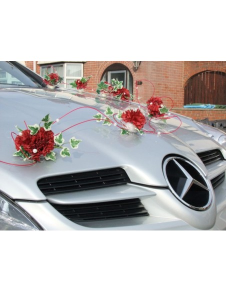 Décoration voiture de mariage avec des œillets et du rotin rouge Décoration voiture de mariage avec des œillets et du rotin rouge