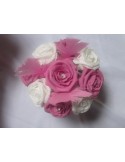 Bouquet demoiselle d\'honneur avec des roses, plumes et diamants