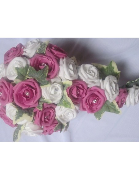 Bouquet de Mariage Cascade Fuchsia ou Rose avec roses & diamants Bouquet de Mariage Cascade Fuchsia ou Rose avec roses & diamants