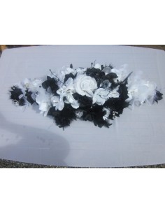 Décoration pour voiture de mariee faite avec des roses et orchidées