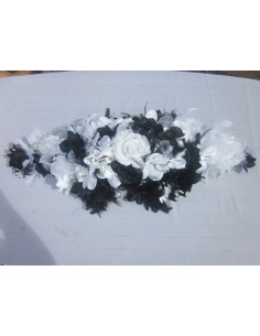 Décoration pour voiture de mariee faite avec des roses et orchidées 2
