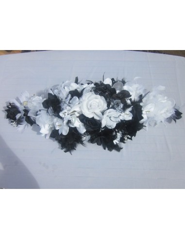Décoration pour voiture de mariee faite avec des roses et orchidées