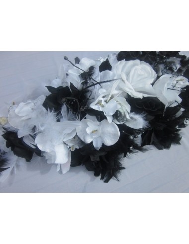 Décoration pour voiture de mariee faite avec des roses et orchidées