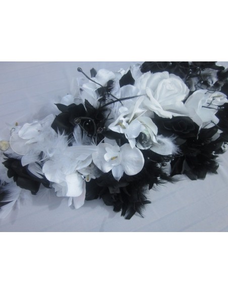 Décoration pour voiture de mariee faite avec des roses et orchidées