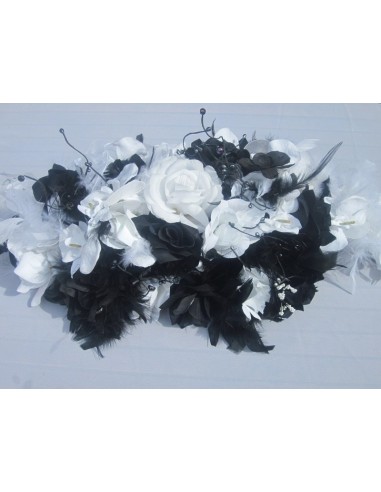 Décoration pour voiture de mariee faite avec des roses et orchidées