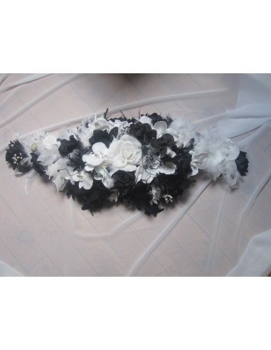 Décoration pour voiture de mariee faite avec des roses et orchidées