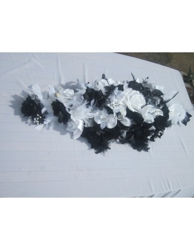 Décoration pour voiture de mariee faite avec des roses et orchidées