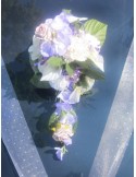 Composition de fleurs pour la voiture de mariage thème parme,ivoire