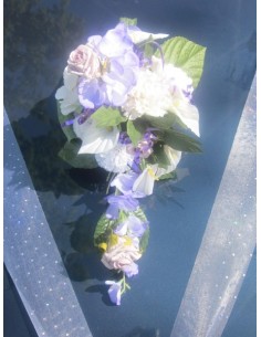 Composition de fleurs pour la voiture de mariage thème parme,ivoire