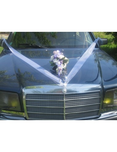 Composition de fleurs pour la voiture de mariage thème parme,ivoire