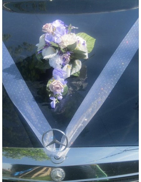 Composition de fleurs pour la voiture de mariage thème parme,ivoire