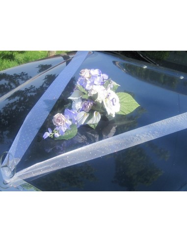 Composition de fleurs pour la voiture de mariage thème parme,ivoire