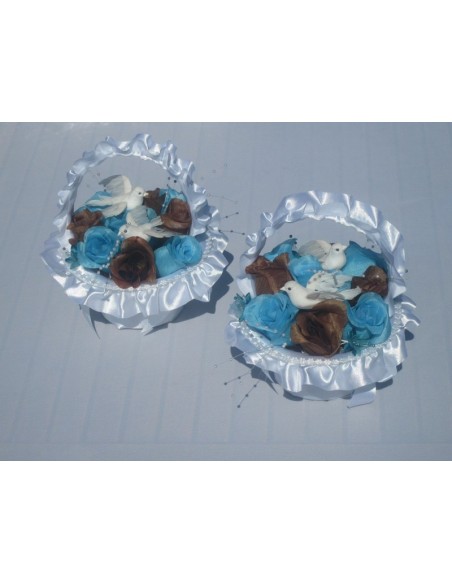 Panier de fleurs pour mariage fait avec des roses et colombes
