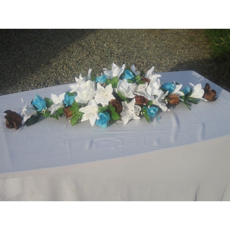 Décoration de mariage pour tables avec de belles roses et lys