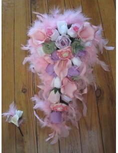 Bouquet de fleurs de la Mariee forme Cascade thème Parme et Rose
