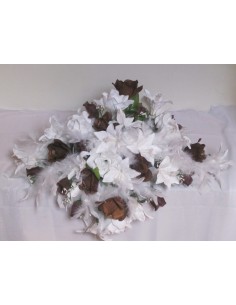 Décoration mariage splendide avec belles roses, lys, plumes