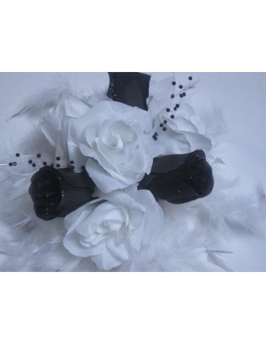 Décoration de table pour mariage avec des plumes et des roses