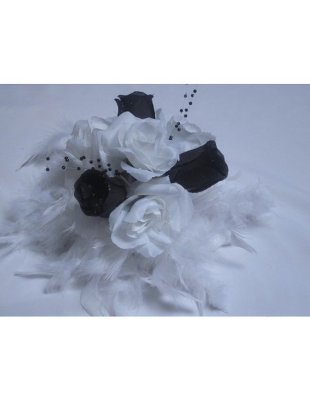 Décoration de table pour mariage avec des plumes et des roses