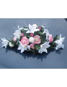 Décoration mariage pour les tables avec des lys et renoncules