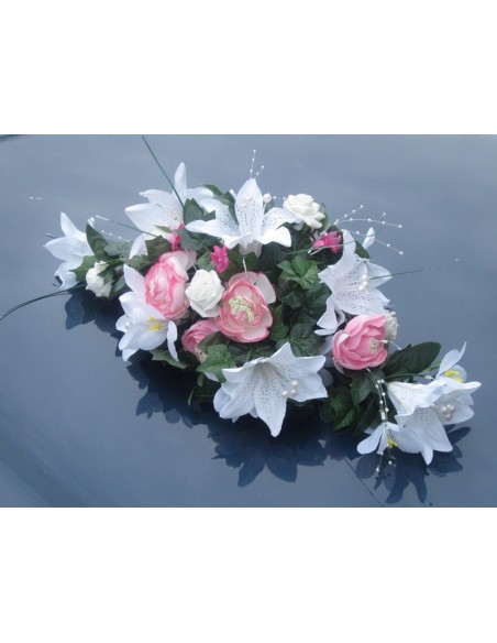 Décoration voiture de mariage fait avec des lys et renoncules